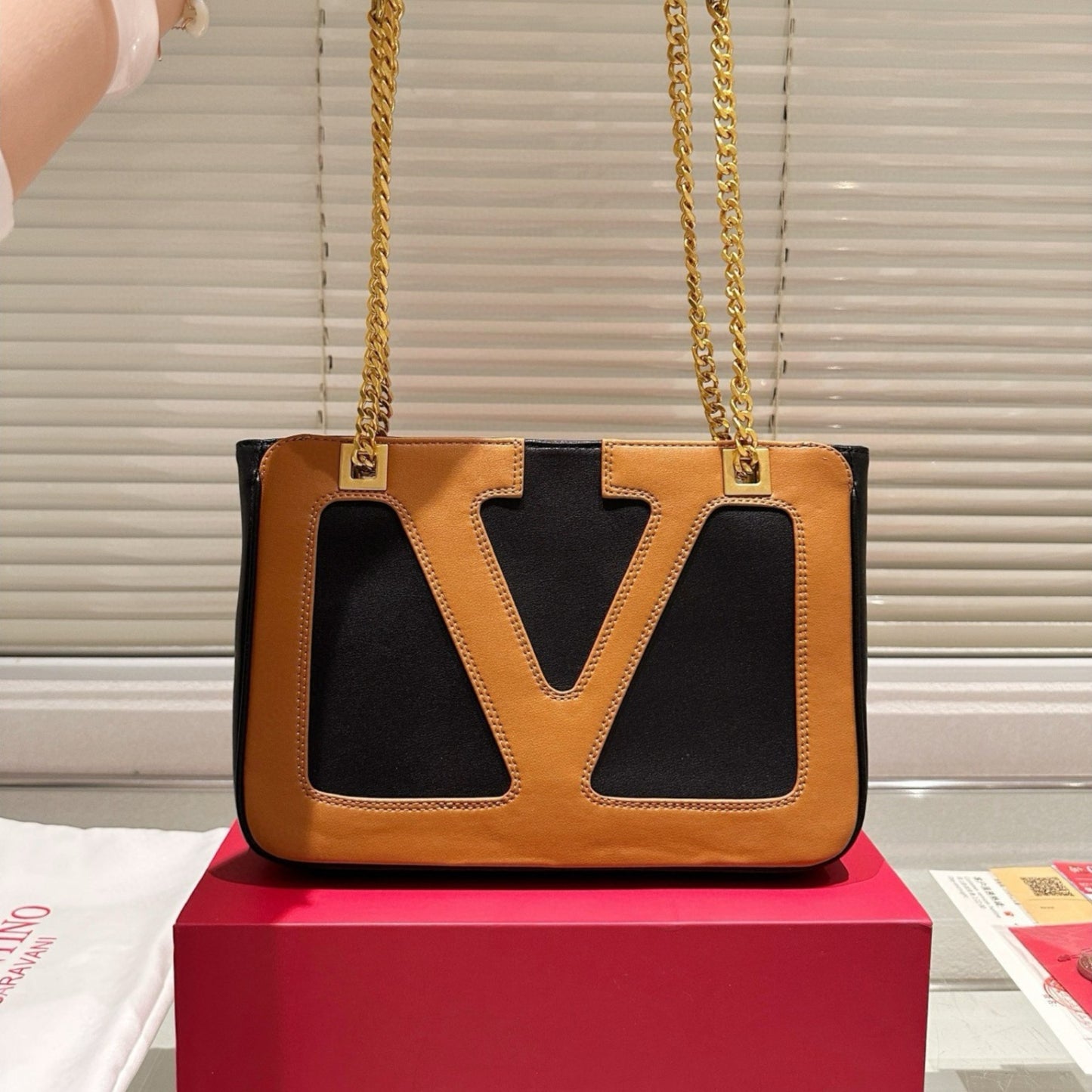 Valentino 28x19